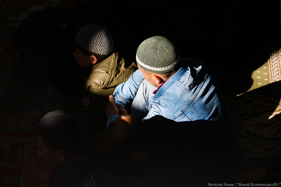 Сотни мусульман совершили под Калининградом молитву в честь Ураза-Байрам (фото)