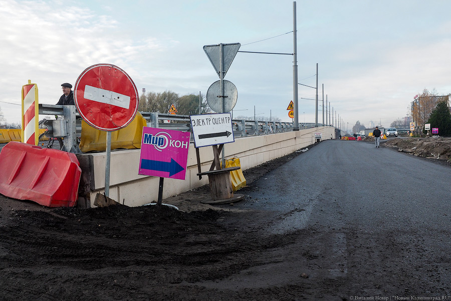 Наполовину открыто: путепровод на Московском начал пропускать автотраснпорт