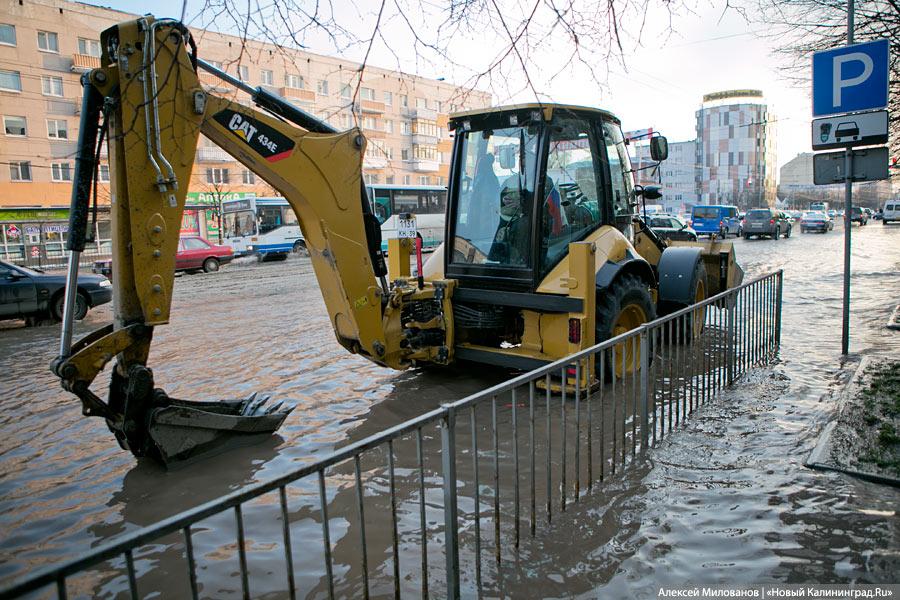 Зимний потоп: лопнувшая труба затопила Ленинский проспект (фото)