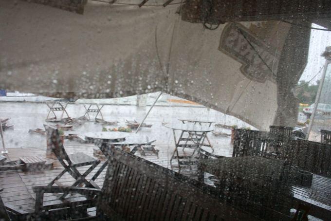 Шторм в Литве: на пляже Ниды ветер поднял в воздух коляску с ребенком (фото)