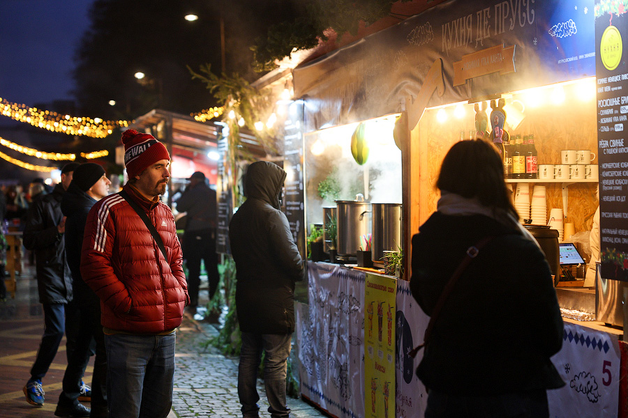 Гастрономическая шаурма и другие: на острове Канта открылась новогодняя ярмарка (фото)