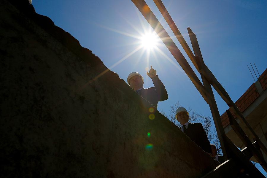 Далеко ли до Юрмалы: как губернатор Николай Цуканов стройплощадку Театра эстрады навещал