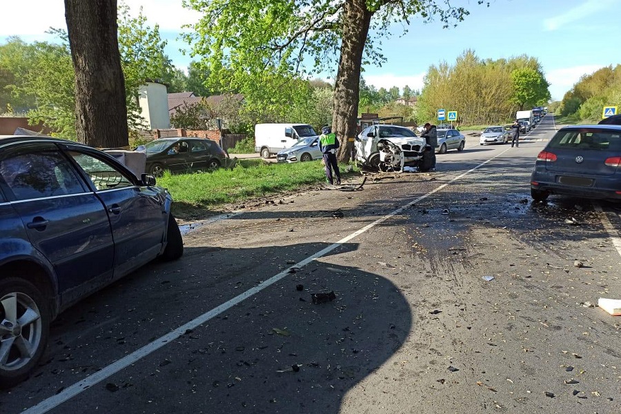 Выехавший на «встречку» автомобиль спровоцировал тройное ДТП под Балтийском