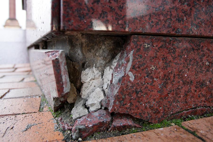 Победа и триумф: отчего на площади Победы появляются трещины и солевые отложения