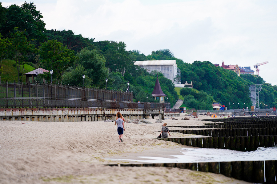 Ржавое настоящее: как выглядит променад рядом с госрезиденцией в Пионерском