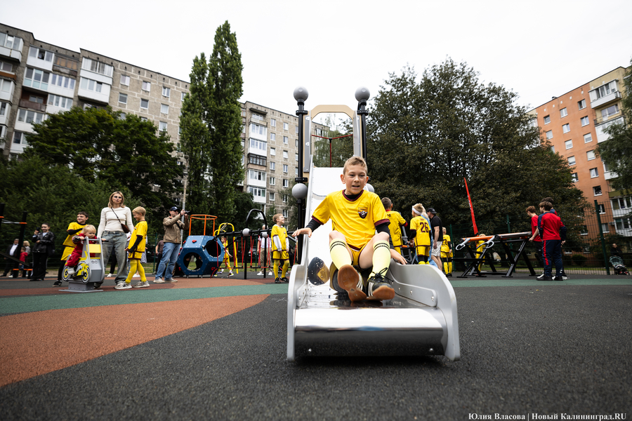 В Калининграде во второй раз за пятилетку открыли спортплощадку на Трибуца (фото)