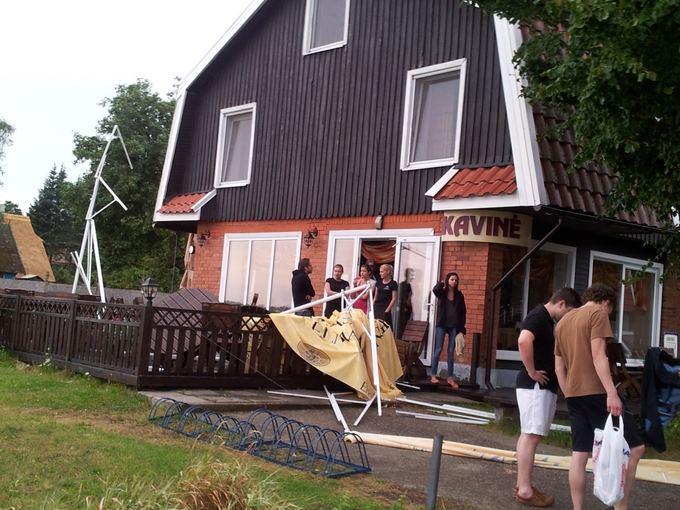 Шторм в Литве: на пляже Ниды ветер поднял в воздух коляску с ребенком (фото)