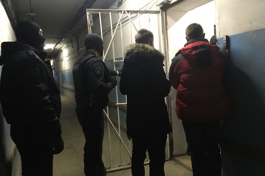 В Калининграде полиция и ОМОН пришли к переработчикам янтаря (фото)