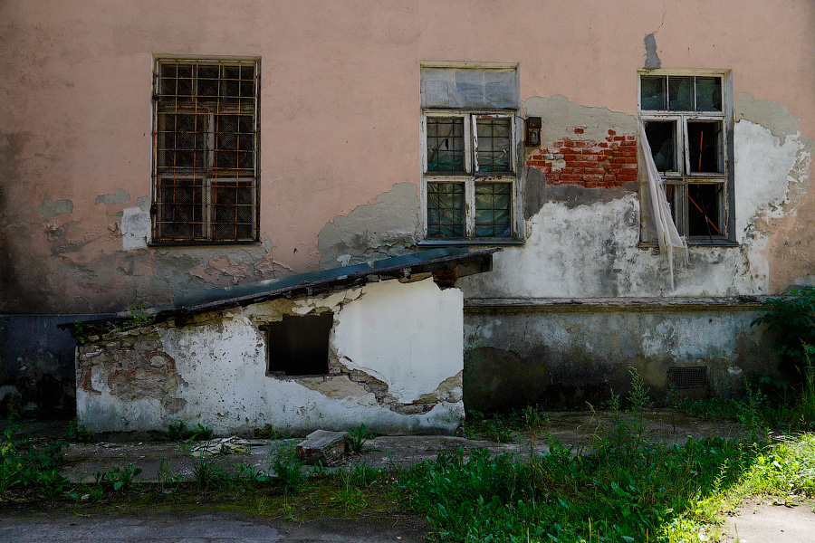 Усадьба разбитых окон: как выглядит Командный пункт 43-й армии перед реконструкцией (фото)