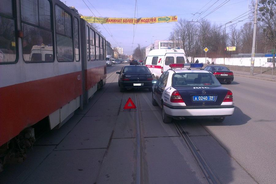 В Калининграде у магазина «Речник» автомобиль сбил женщину (+фото)