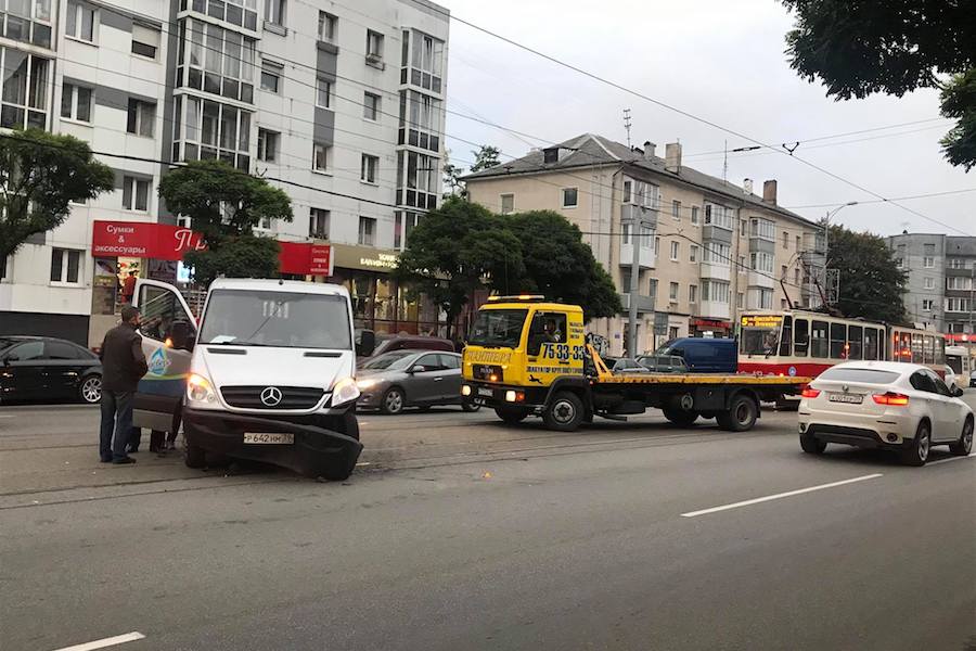 Из-за ДТП на Черняховского встали трамваи (фото)