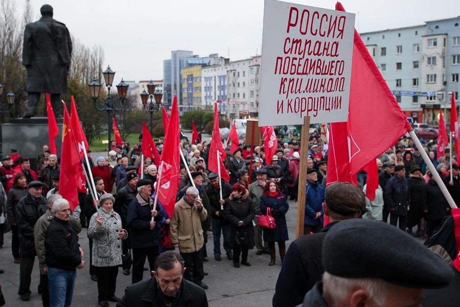 Цветы для Ленина: в Калининграде отметили годовщину Октябрьской революции