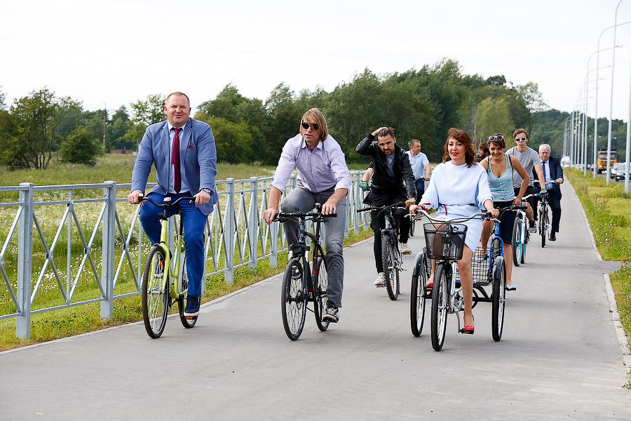 Скрип колеса: как губернатор, чиновники и депутаты новую велодорожку обкатывали