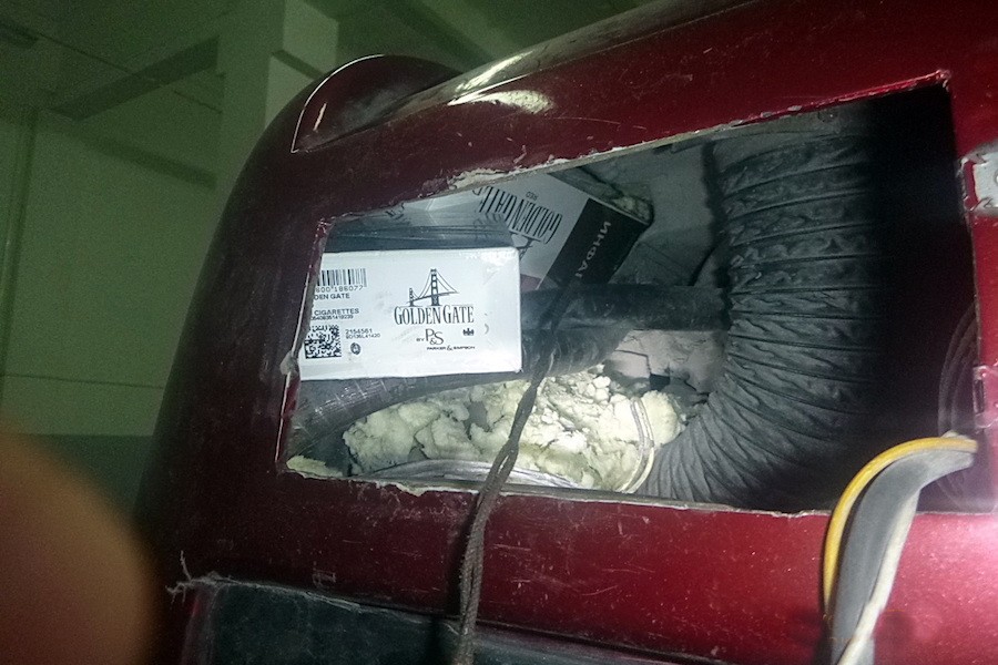 Водитель польского пассажирского автобуса спрятал в крыше 17 кг сигарет