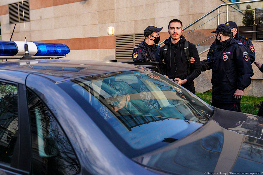 «Свободу политзаключенным»: как прошла акция сторонников Навального в Калининграде (фото)