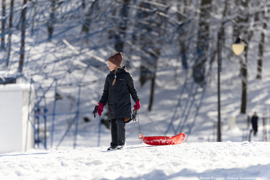 Зима не сдаётся: как выглядят улицы Калининграда после «снежного удара» (фото)