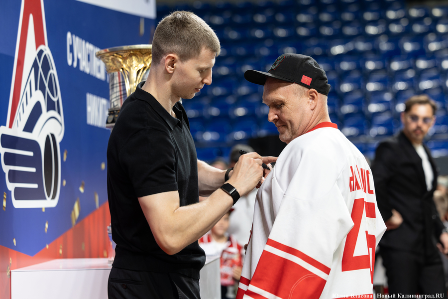 «Локосемья»: в Калининград из Ярославля привезли хоккейный Кубок Гагарина (фото)
