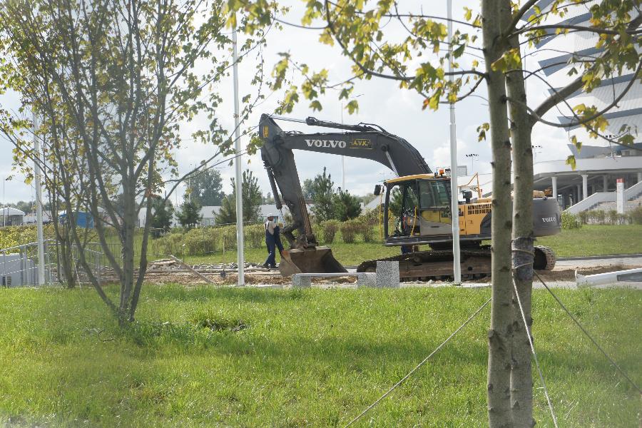У нового стадиона в Калининграде снимают плитку и изымают песок (фото) (видео)