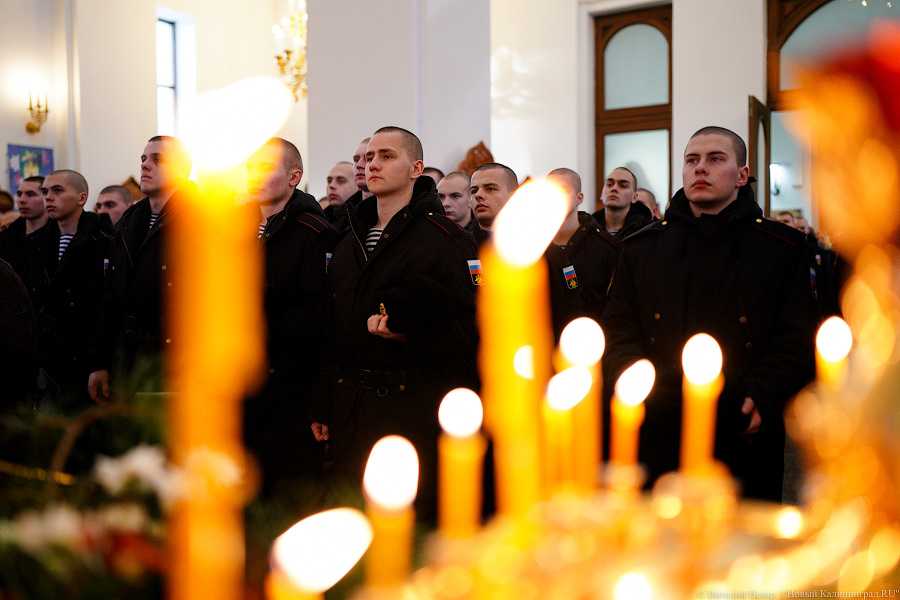С ними Бог и Андреевский флаг: в Балтийске морпехи прошли крестным ходом к храму (фото)