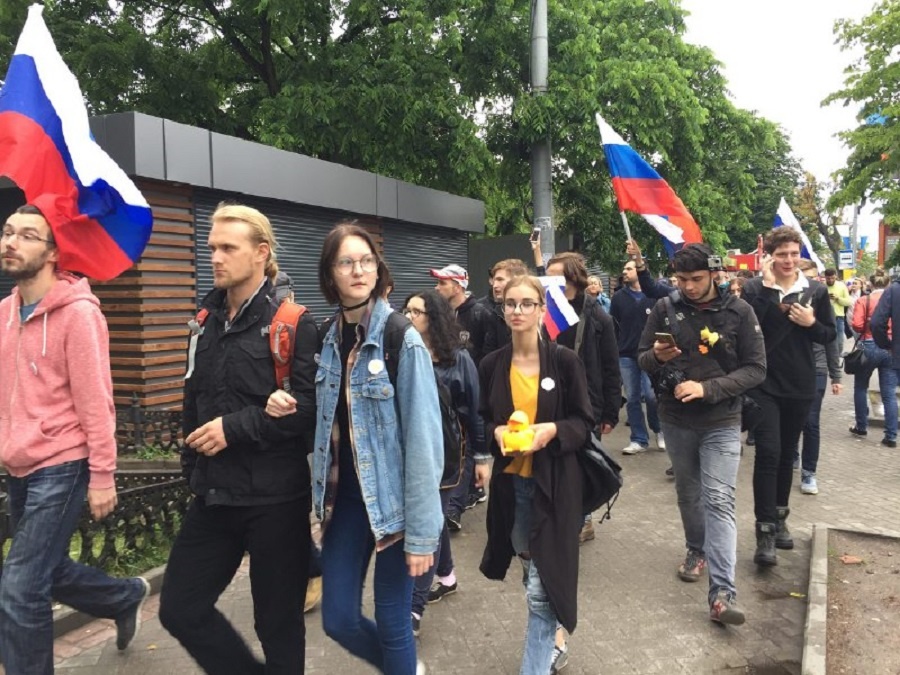В Калининграде проходит антикоррупционное шествие сторонников Навального