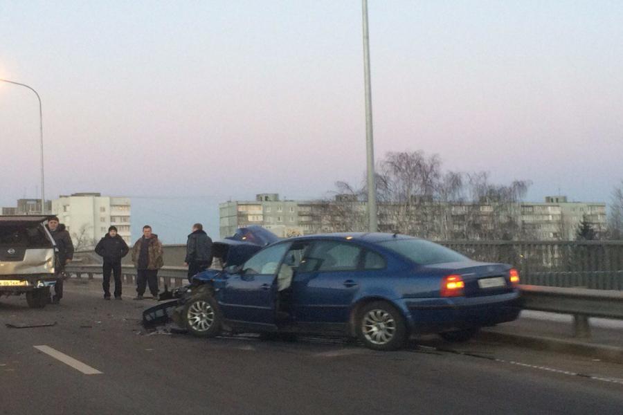 На ул. Гайдара на мосту разбились 2 иномарки (фото)