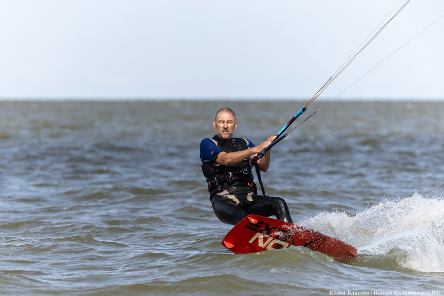 По воде против ветра: на Куршском заливе соревновались под кайтом и с крылом (фото)