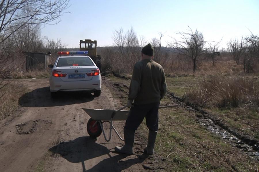 Калининградские полицейские начали закапывать нелегальные янтарные карьеры (фото)