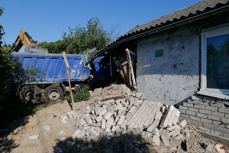 Опрокинулся и снес полдома: под Калининградом в ДТП погибла пенсионерка