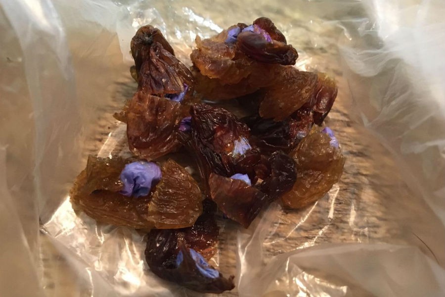 В Калининграде заключенному пытались передать мефедрон в пакете с изюмом