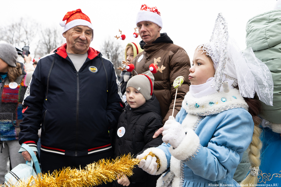 «Сказка к нам приходит»: на острове Канта прошел забег Дедов Морозов (фото)