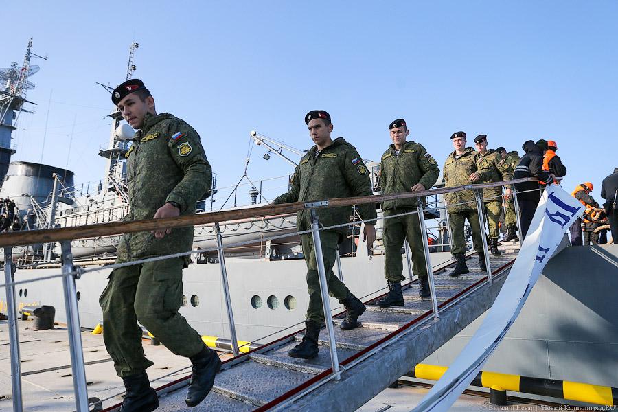 Оркестр и поросенок: в Балтийск из дальнего похода вернулись курсанты БВМИ