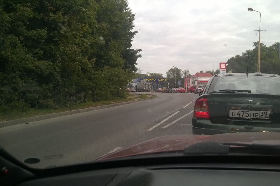 Из-за ДТП на перекрестке Гагарина — Малое Исаково собралась огромная пробка на выезд из города (фото)