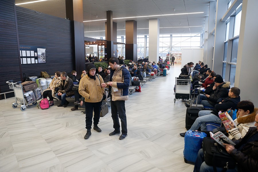«Очереди кругом»: в «Храброво» сотни пассажиров не могут улететь из-за тумана