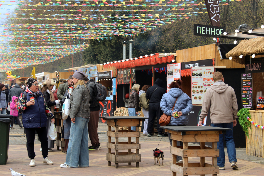 Ярмарка для метеоустойчивых: как прошло открытие гастрофестиваля на острове Канта (фото)