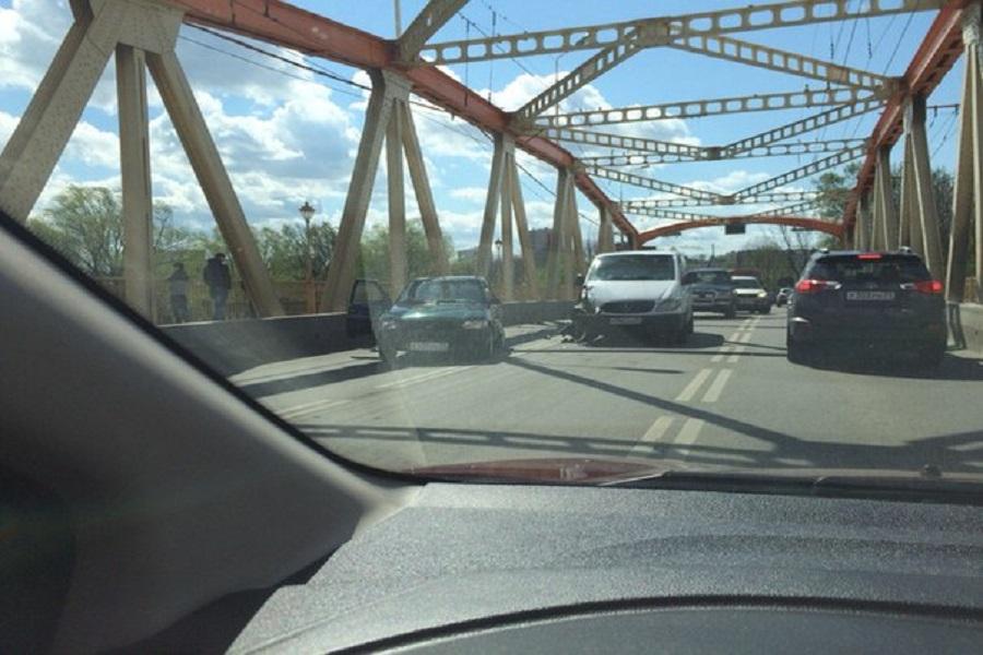 На мосту на ул. Киевской произошло ДТП, образовалась пробка (фото)