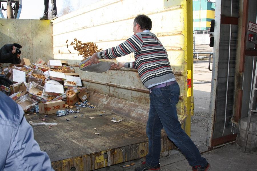 Калининградская областная таможня закопала крупную партию контрабандного товара (фото)