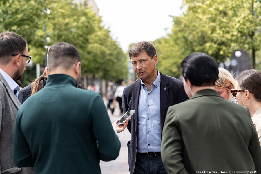 Вместо развалившихся: на улицу Баранова вернули вазоны-лавки за 12,5 млн рублей (фото)