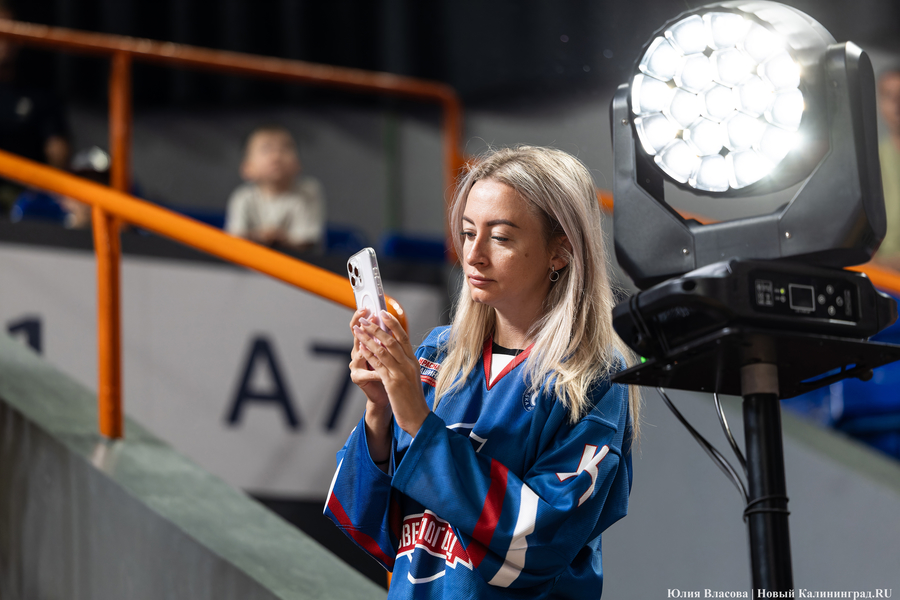 «Локосемья»: в Калининград из Ярославля привезли хоккейный Кубок Гагарина (фото)