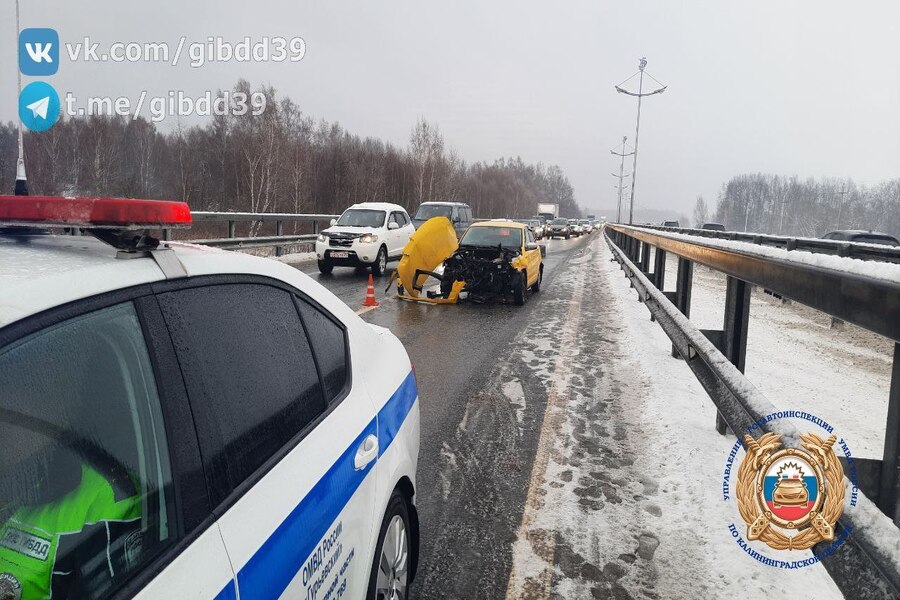 Движение на Приморском полукольце частично ограничили из-за ДТП