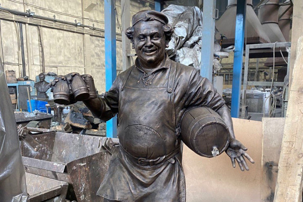 В Железнодорожном установили скульптуру «добряка с бочонком пива» (фото)