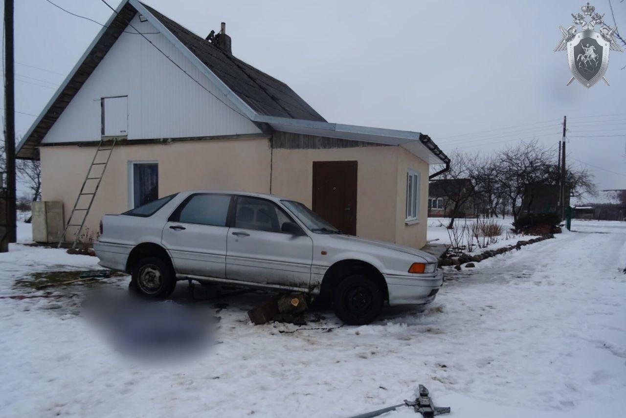 СК: в Озерском округе мужчину насмерть придавило автомобилем во время ремонта (фото)