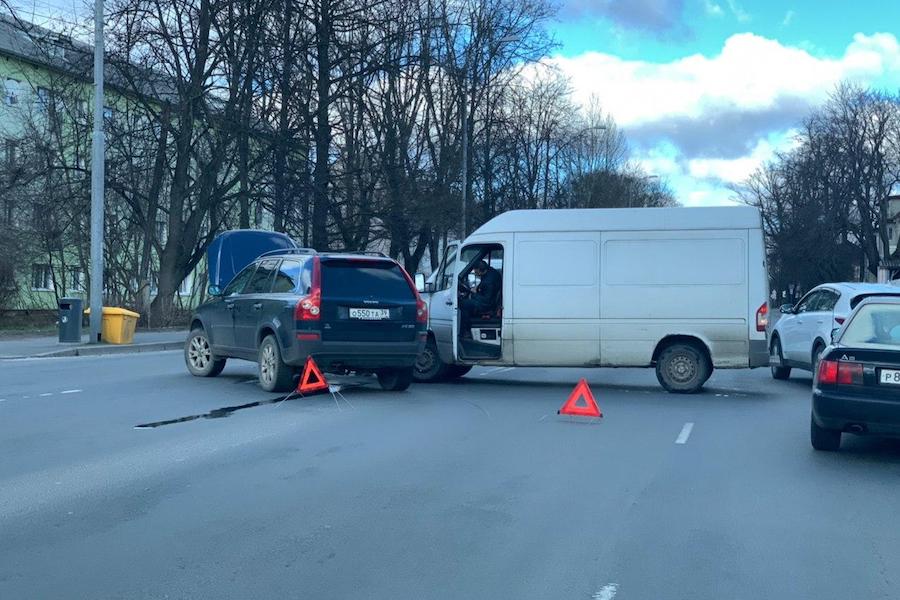Невского встала в пробке из-за ДТП с микроавтобусом (фото)