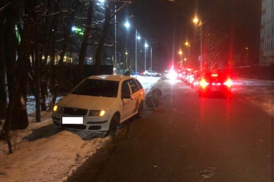 Таксист сбил 10-летнюю девочку, которая вышла из-за припаркованных авто