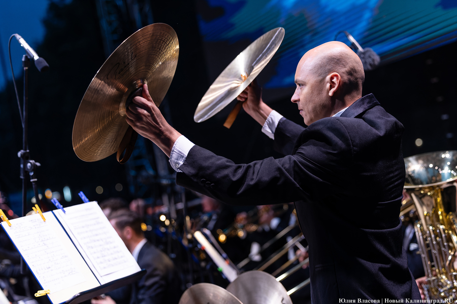 Бурлеска под дождём: Денис Мацуев выступил на острове Канта (фото)