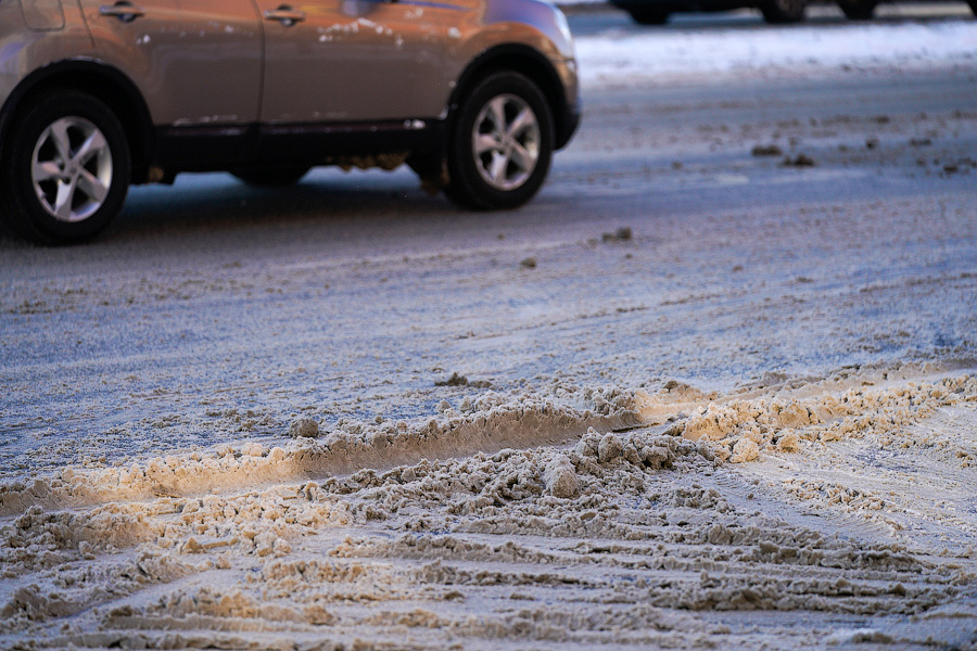 «Насладиться» зимой: во что превратились дороги в Калининграде после снегопада (фото)