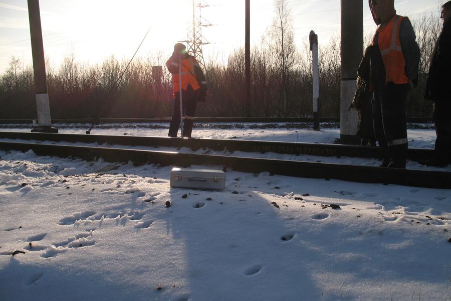 Двое мужчин пытались разобрать действующие рельсы на металлолом (фото)