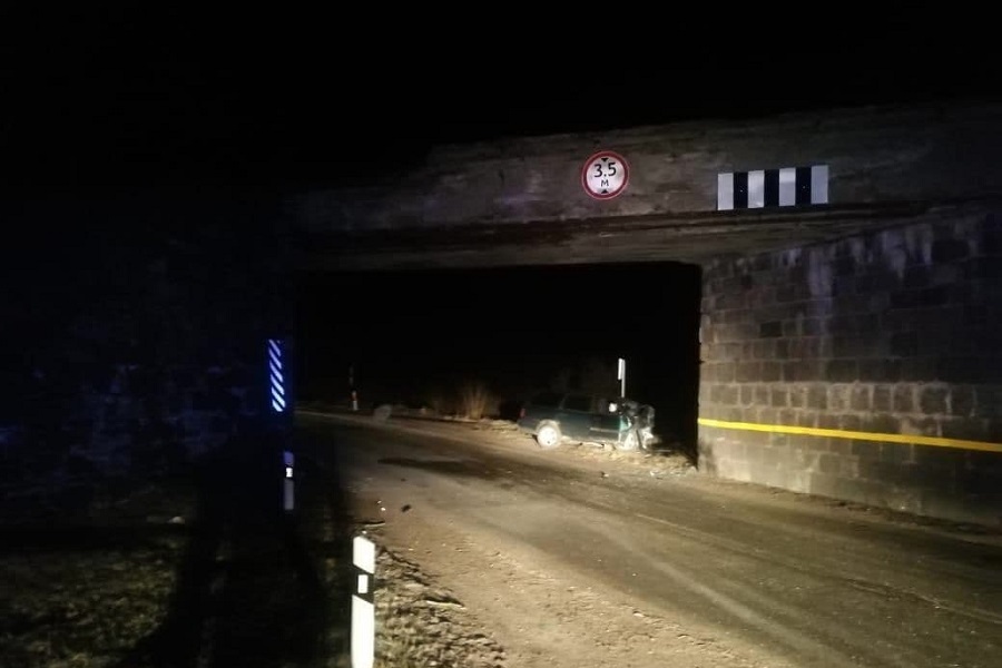 В Гусевском районе «Фольксваген» врезался в мост, погиб водитель (фото)