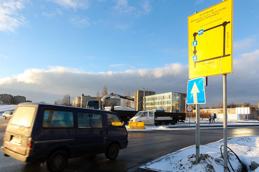 Плохо попросил: несмотря на просьбы мэра, расширение дорог на Сельме закончить не успели