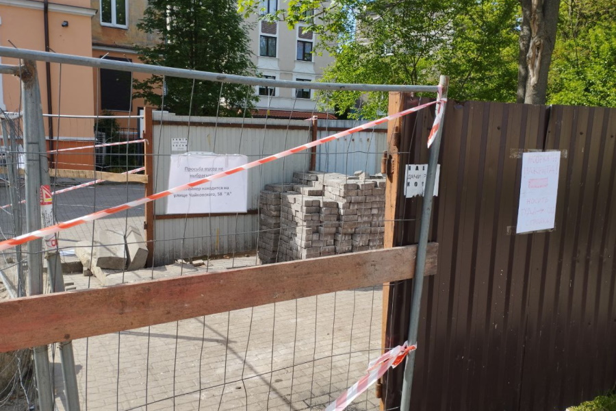 «Мусорка закрыта»: подрядчик загородил контейнерную площадку на улице Чайковского (фото)