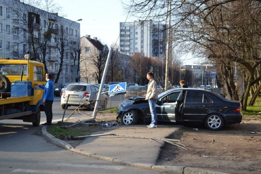 В Калининграде на ул. Невского «Мерседес» сбил светофор и вылетел на тротуар (фото)